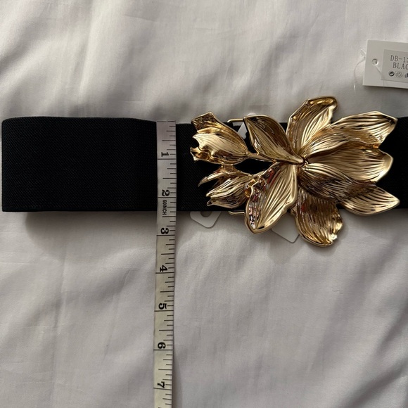 Black elastic waistband belt with gold tone flower buckle - Picture 7 of 8